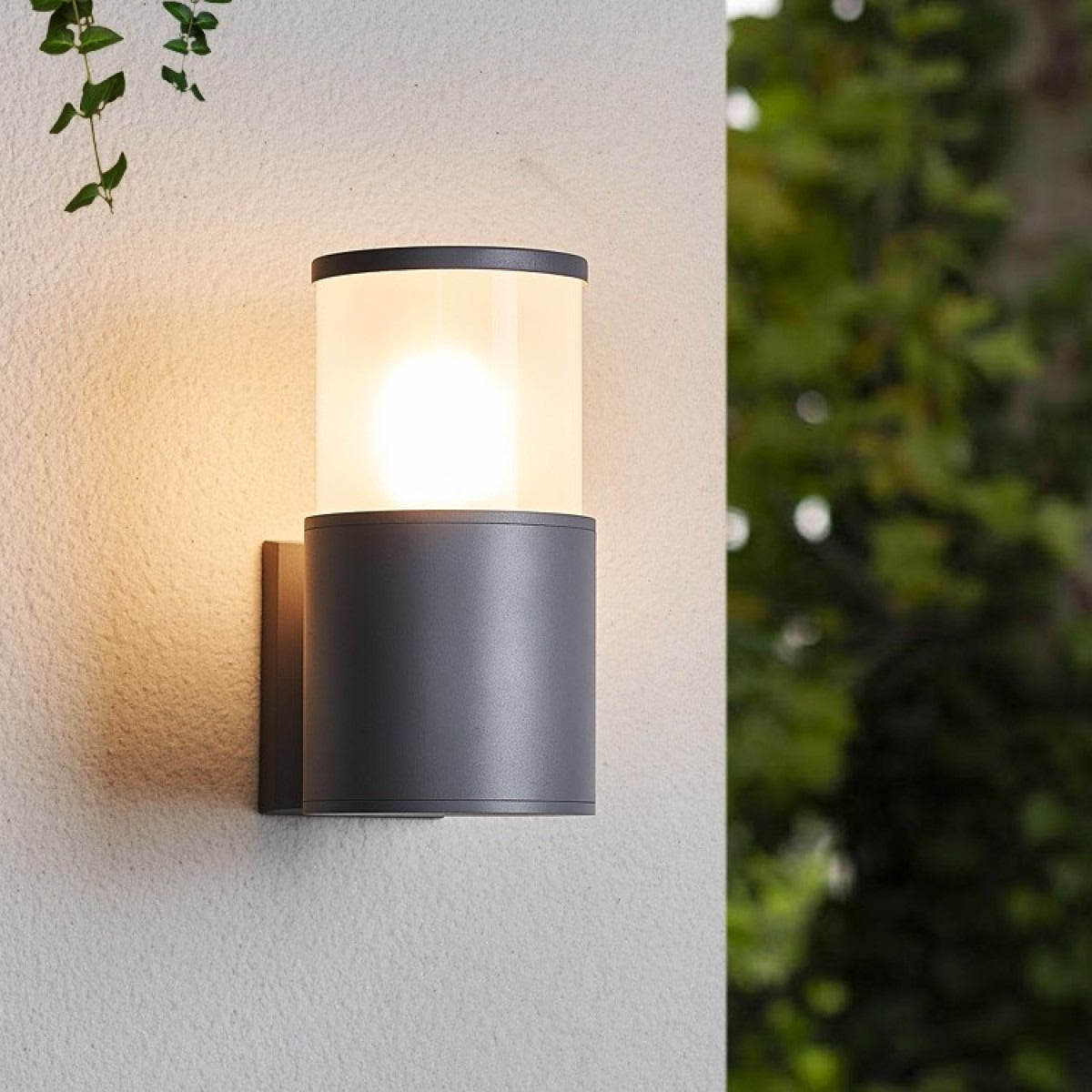 Outdoor wall lamp